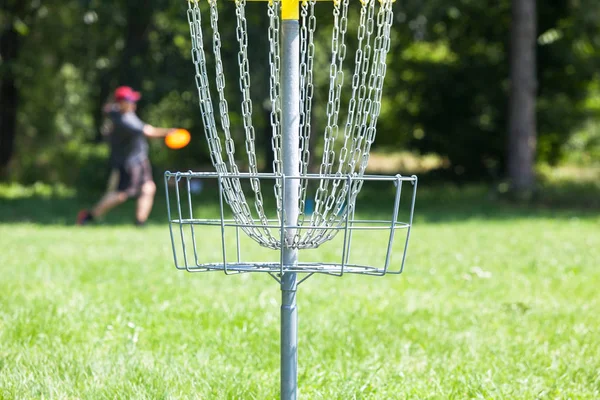 ディスクゴルフをプレイフリスビーを投げる男 — ストック写真