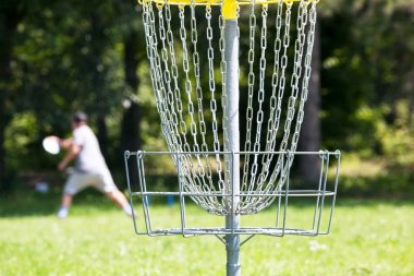 Parkta disk golf oynayan frizbi atan adam