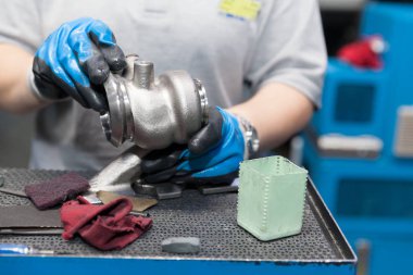 Otomotiv endüstrisinde araç parçası üretiminde manuel çalışma