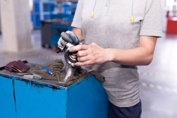 Trabalho manual na produção de peças de veículos na indústria automotiva — Fotografia de Stock