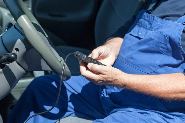 Hombre usando la herramienta de diagnóstico del coche —  Fotos de Stock