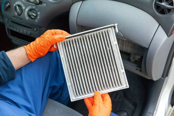 Грязный воздушный фильтр для пыльцы в салоне автомобиля — стоковое фото