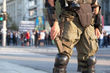 Sokak protestosu sırasında görevli silahlı çevik kuvvet polisi.