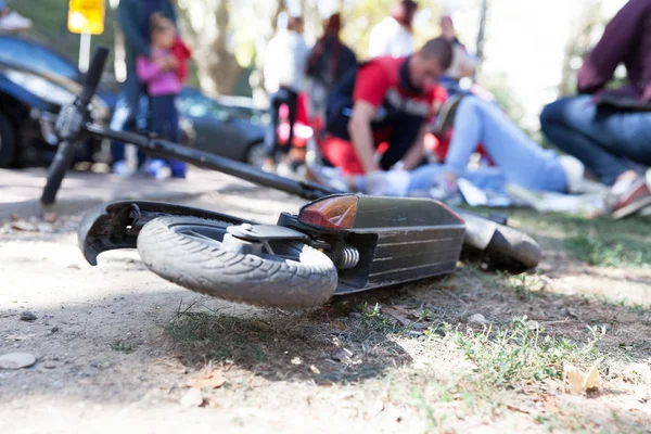 Premiers soins pour le conducteur de scooter électrique blessé dans un accident — Photo