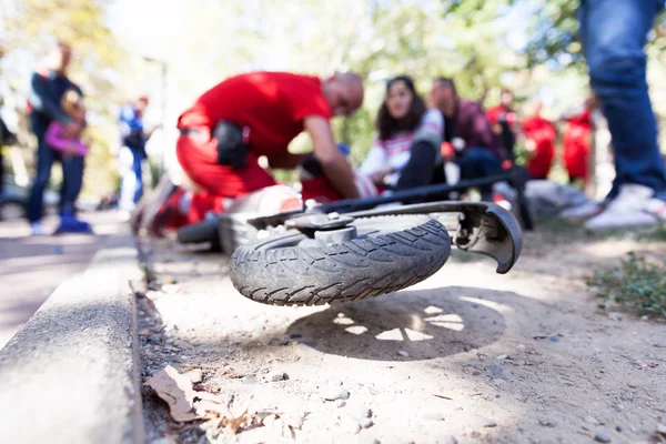 First aid for electric scooter rider injured in an accident — Stock Photo, Image