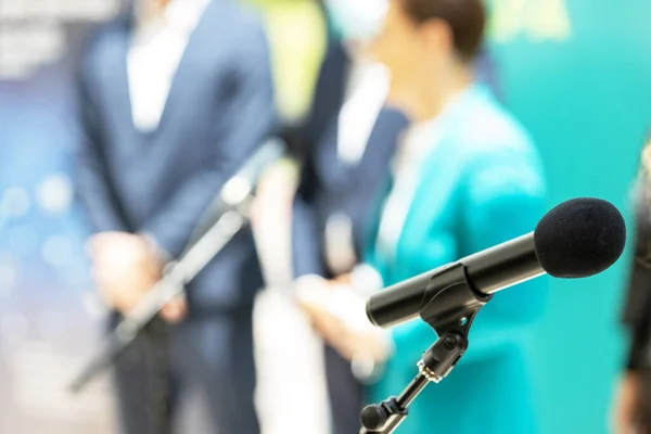 Micrófono Enfocado Contra Personas Borrosas Las Noticias Conferencia Prensa — Foto de Stock