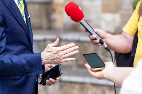 Reporter Prowadzący Mikrofon Udzielający Wywiadu Mediom Politykiem Lub Przedsiębiorcą — Zdjęcie stockowe
