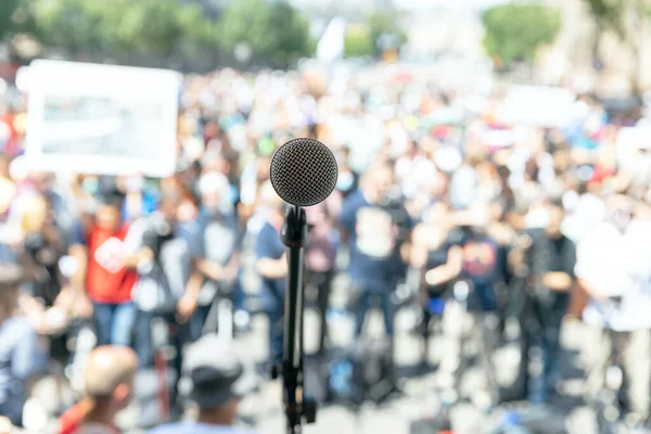 Veřejná Demonstrace Nebo Politický Protest Mikrofon Ohnisku Proti Nepoznatelnému Davu — Stock fotografie