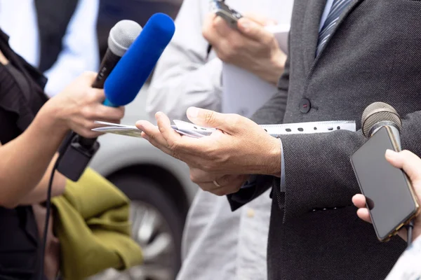 Uomo Affari Politico Che Parla Con Giornalisti Giornalisti Alla Conferenza — Foto Stock