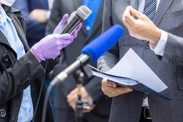 Reporter Bär Skyddshandskar Och Ansiktsmask Mot Coronavirus Covid Sjukdom Anläggning — Stockfoto