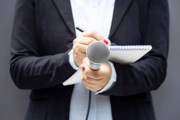 Kvinnlig Reporter Vid Presskonferens Eller Mediahändelse Anteckningar Mikrofon Begreppet Journalistik — Stockfoto