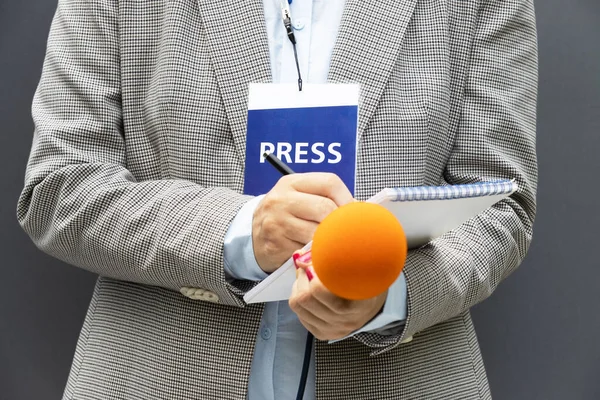 Verslaggever Bij Persconferentie Media Evenement Notities Schrijven Microfoon Vasthouden Journalistiek — Stockfoto