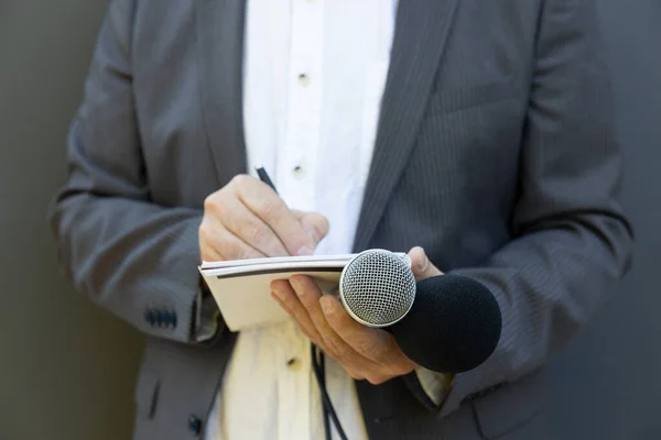 Giornalista Alla Conferenza Stampa Evento Mediatico Scrivere Appunti Tenere Microfono — Foto Stock