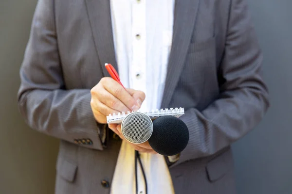 Мужчина Репортер Пресс Конференции Мероприятии Сми Пишет Заметки Держит Микрофон — стоковое фото
