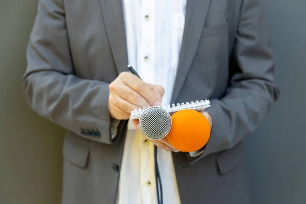 Manlig Journalist Vid Nyhetskonferens Eller Mediaevenemang Håller Mikrofon Skriver Anteckningar — Stockfoto