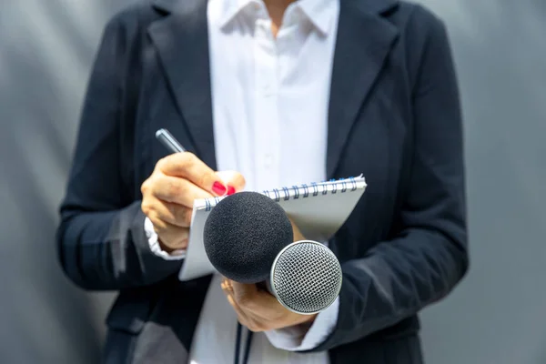 Vrouwelijke Verslaggever Bij Persconferentie Media Evenement Notities Schrijven Microfoon Vasthouden — Stockfoto
