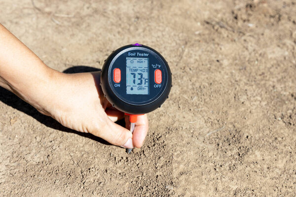 Температура почвы в шкале Фаренгейта, влажность, влажность окружающей среды и измерение освещенности. Концепция глобального потепления.