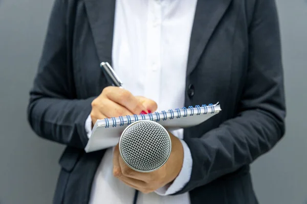 Repórter Feminina Conferência Imprensa Evento Mídia Escrevendo Notas Segurando Microfone — Fotografia de Stock