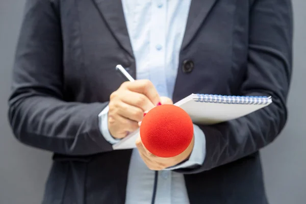 Kvinnlig Journalist Vid Medieevenemang Eller Nyhetskonferens Anteckningar Mikrofon Begreppet Journalistik — Stockfoto