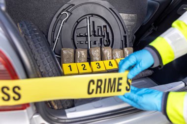 Polis trafik çevirmesi sırasında bir aracın bagajında uyuşturucu ele geçirdi.