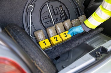 Polis trafik çevirmesi sırasında bir aracın bagajında uyuşturucu ele geçirdi.