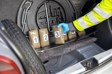 Polis trafik çevirmesi sırasında bir aracın bagajında uyuşturucu ele geçirdi.