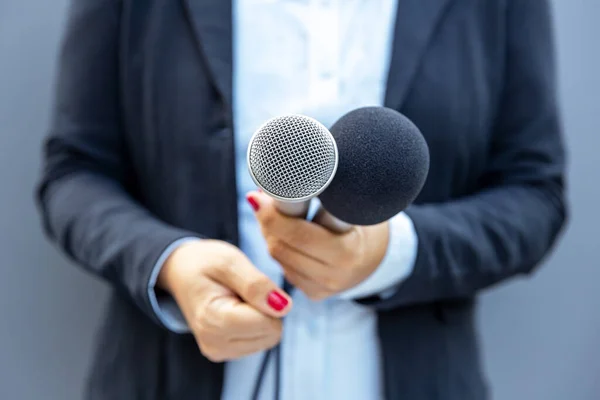 Τηλεοπτικός Δημοσιογράφος Κρατώντας Μικρόφωνο Κατά Διάρκεια Συνέντευξης Στα Μέσα Ενημέρωσης — Φωτογραφία Αρχείου