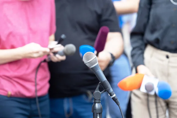 Mikrofon Fokus Journalister Presskonferens Eller Medieevenemang Bakgrunden — Stockfoto