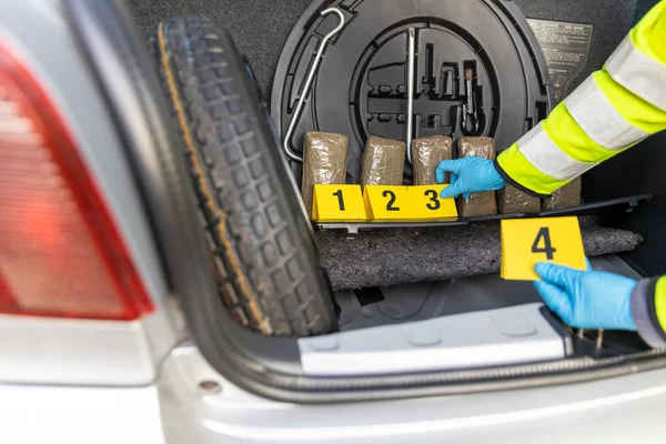 Polícia Apreende Drogas Porta Malas Carro Durante Parada Trânsito — Fotografia de Stock