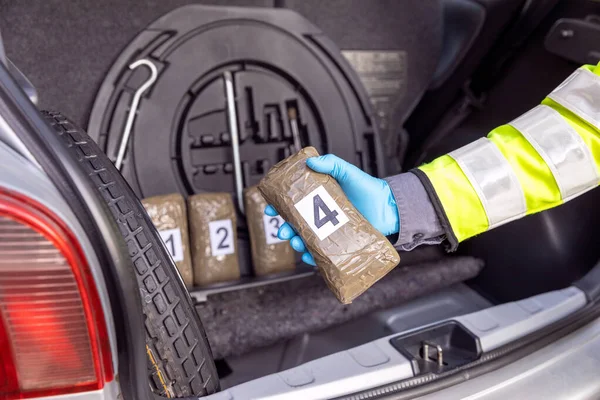 Policja Konfiskuje Narkotyki Bagażniku Pojazdu Podczas Zatrzymania — Zdjęcie stockowe
