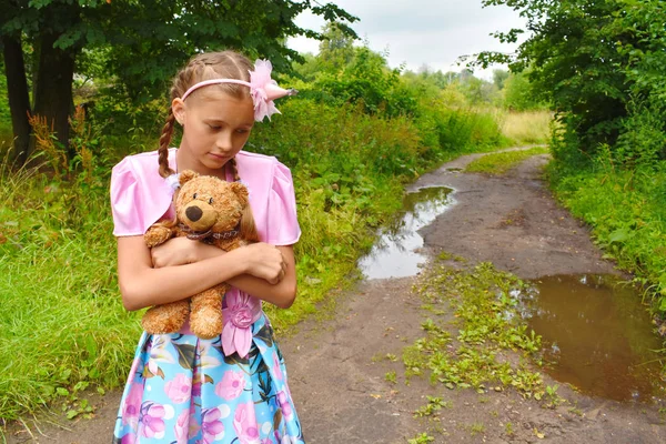 Gadis dalam gaun bola pink yang indah dengan boneka beruang . — Stok Foto