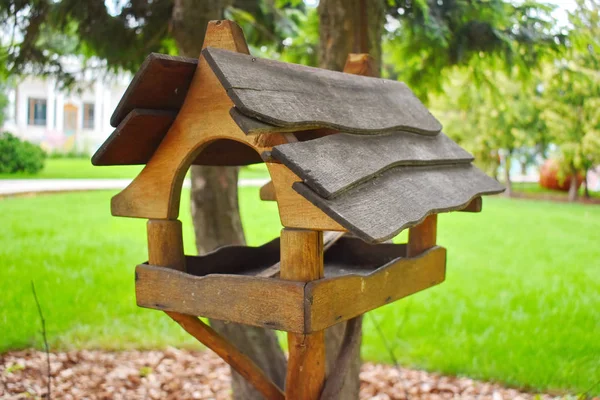 Alimentador de pájaros de madera. Decoración del jardín artesanía . —  Fotos de Stock