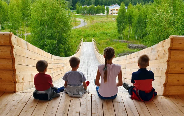 Dzieci na wysokim drewnianym slajdzie. — Zdjęcie stockowe