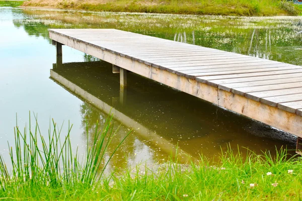 Muelle de madera en la costa en el lago — Foto de Stock