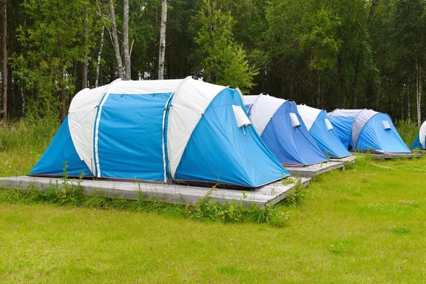 Niebieski Namiot Lesie Kemping Świeżym Powietrzu Turystyczny Kampusem Dla Odpoczynku — Zdjęcie stockowe