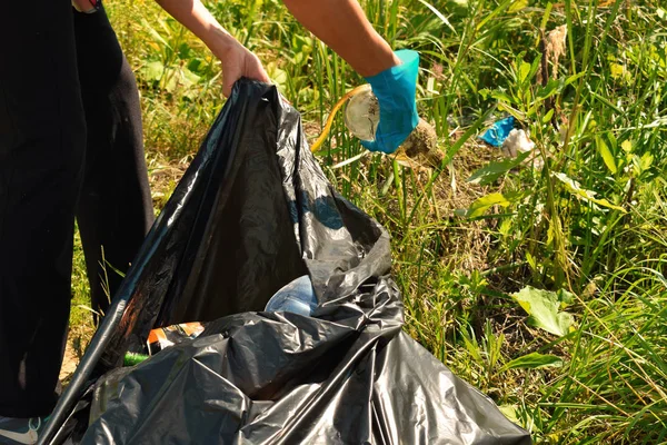 Problema da poluição ambiental. Voluntários limpam o parque fr — Fotografia de Stock