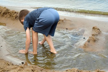 çocuk yaz aylarında nehir kıyısında kir oynar. Aktif çocuk h