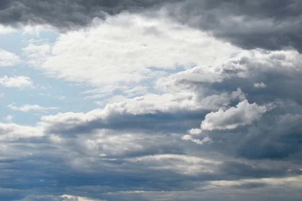 Yazın bulutlu mavi gökyüzü. — Stok fotoğraf