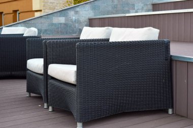 dinlenmek için hasır sokak mobilyaları