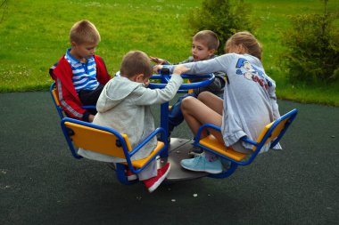 Moskova. Rusya. 07.25.2019. Çocuklar döner kavşakta 