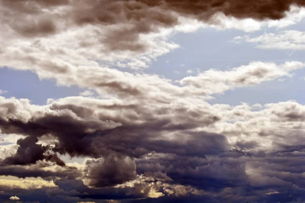 Yazın bulutlu mavi gökyüzü — Stok fotoğraf