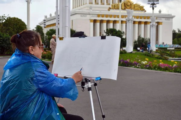 Moscú, Rusia. 08.02.2019. Mujer artista dibuja en la calle th — Foto de Stock
