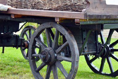 Eski ahşap araba tekerlekleri