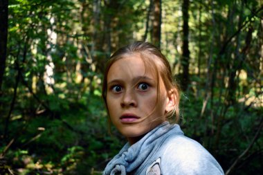 Kızın korkunç bakışı. Çocuk ormanda korkuyor