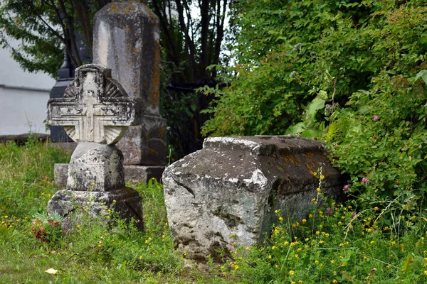 Pedras funerárias antigas e enterros antigos — Fotografia de Stock