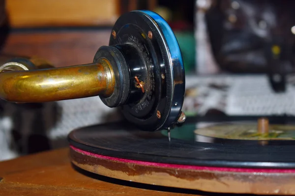 古い音楽蓄音機レコード。古代レコードプレーヤーと針. — ストック写真