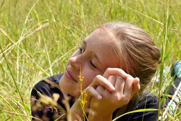 Bella bambina con fiore in bocca nella foresta in estate — Foto Stock