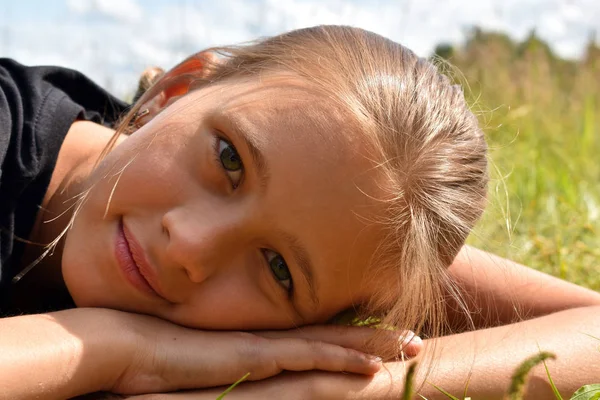 Gadis kecil yang cantik di rumput hijau di musim panas — Stok Foto
