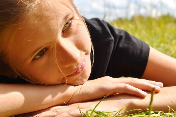 Gadis kecil yang cantik di rumput hijau di musim panas . — Stok Foto