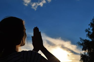  Yazın keyifli bir eğlence. Güzel kız silueti. 